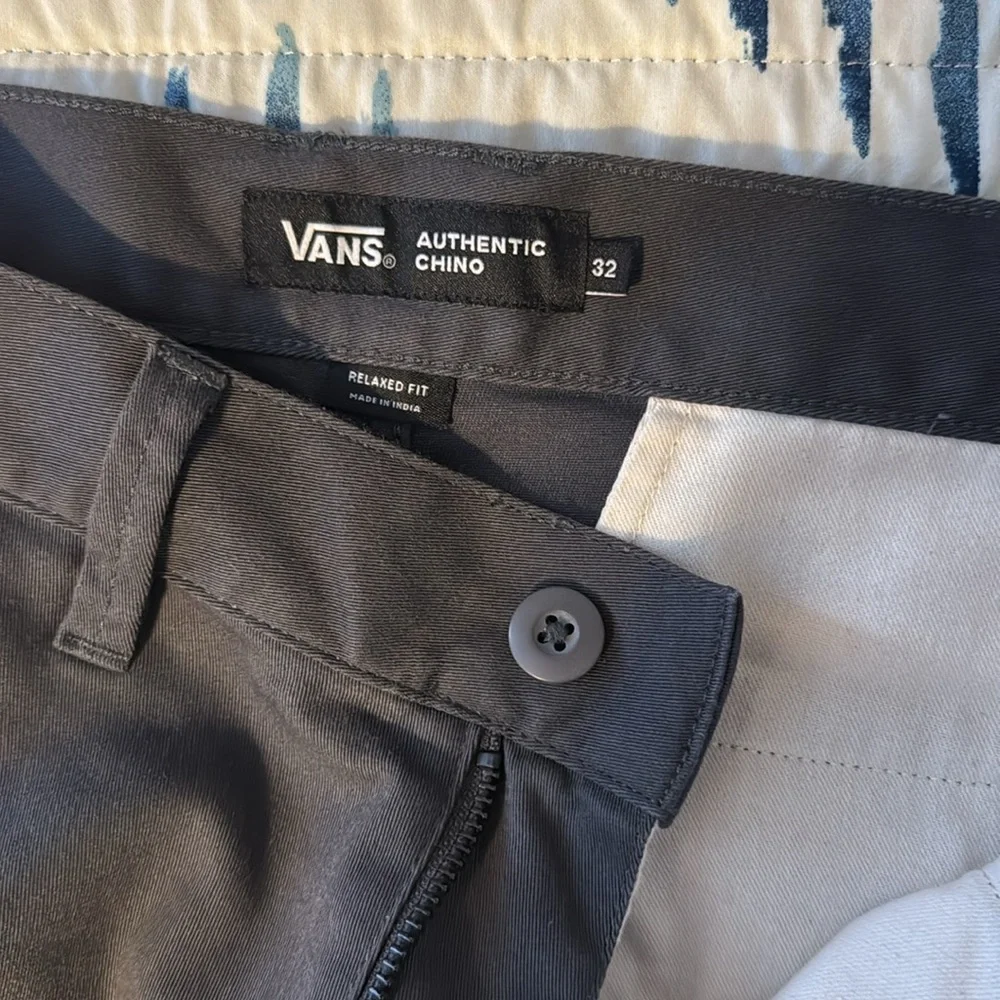 VANS Authentic Chino Relaxed Shorts size 32 in Asphalt Grey EUC - Picture 3 of 3